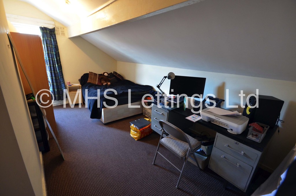 Photo of 5 Bedroom Mid Terraced House in 37 Harold Avenue, Leeds, LS6 1JR