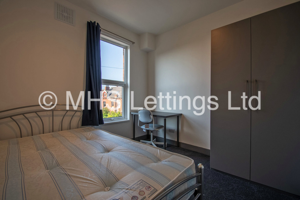 Photo of 5 Bedroom Mid Terraced House in 14 Royal Park Grove, Leeds, LS6 1HQ