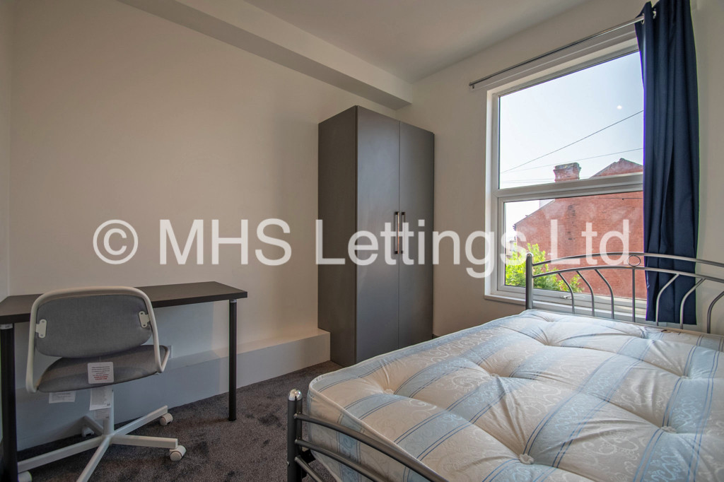Photo of 5 Bedroom Mid Terraced House in 14 Royal Park Grove, Leeds, LS6 1HQ
