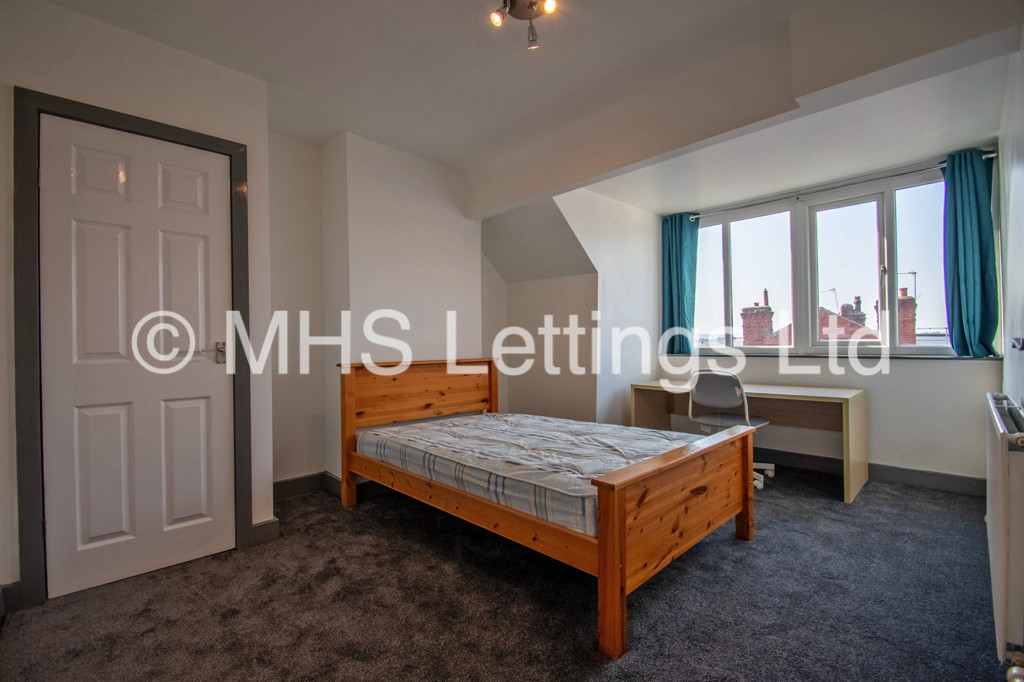 Photo of 5 Bedroom Mid Terraced House in 14 Royal Park Grove, Leeds, LS6 1HQ