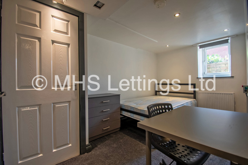 Photo of 5 Bedroom Mid Terraced House in 14 Royal Park Grove, Leeds, LS6 1HQ