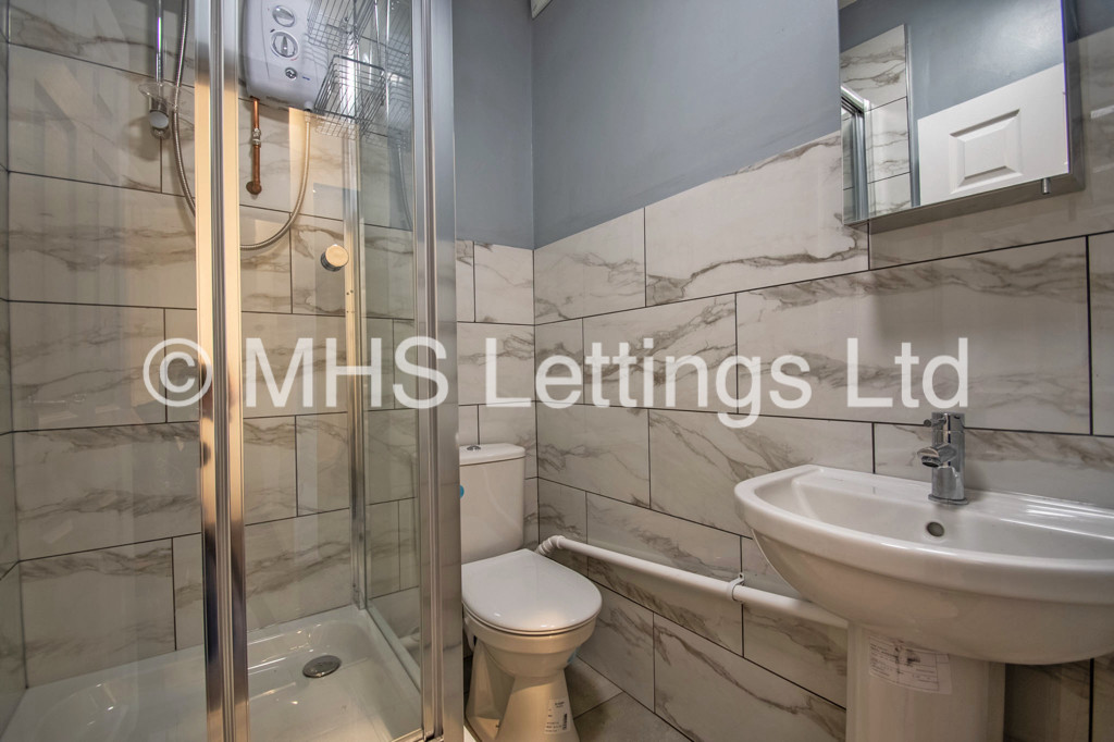 Photo of 5 Bedroom Mid Terraced House in 14 Royal Park Grove, Leeds, LS6 1HQ
