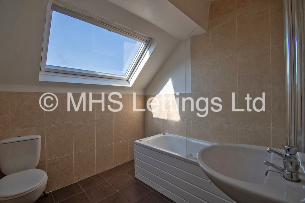 Photo of 5 Bedroom Mid Terraced House in 14 Royal Park Grove, Leeds, LS6 1HQ