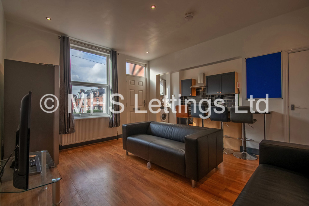 Photo of 5 Bedroom Mid Terraced House in 14 Royal Park Grove, Leeds, LS6 1HQ