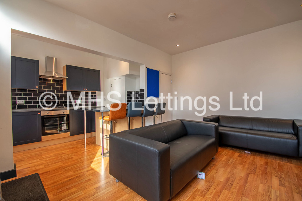 Photo of 5 Bedroom Mid Terraced House in 14 Royal Park Grove, Leeds, LS6 1HQ