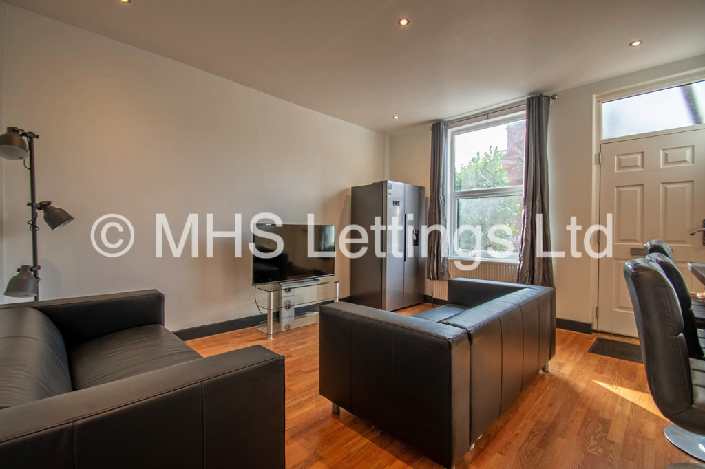 Photo of 5 Bedroom Mid Terraced House in 14 Royal Park Grove, Leeds, LS6 1HQ