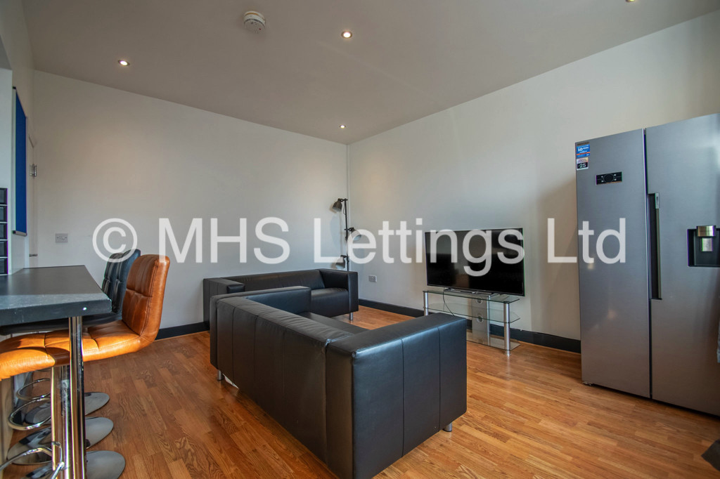 Photo of 5 Bedroom Mid Terraced House in 14 Royal Park Grove, Leeds, LS6 1HQ