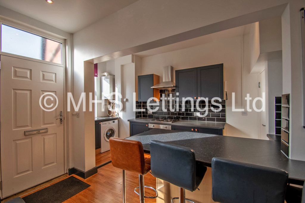 Photo of 5 Bedroom Mid Terraced House in 14 Royal Park Grove, Leeds, LS6 1HQ