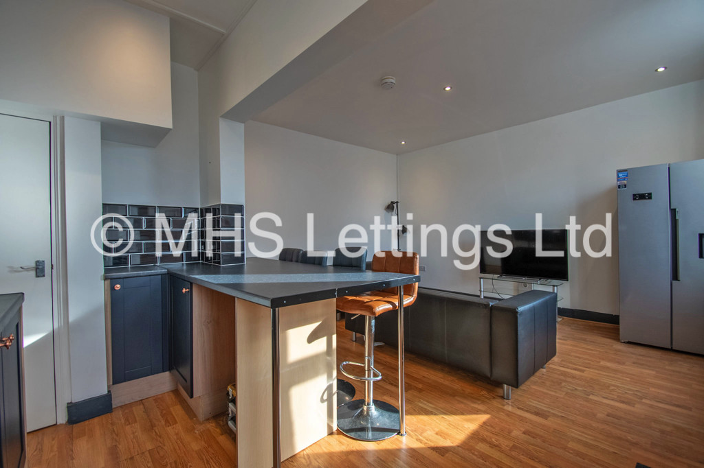 Photo of 5 Bedroom Mid Terraced House in 14 Royal Park Grove, Leeds, LS6 1HQ