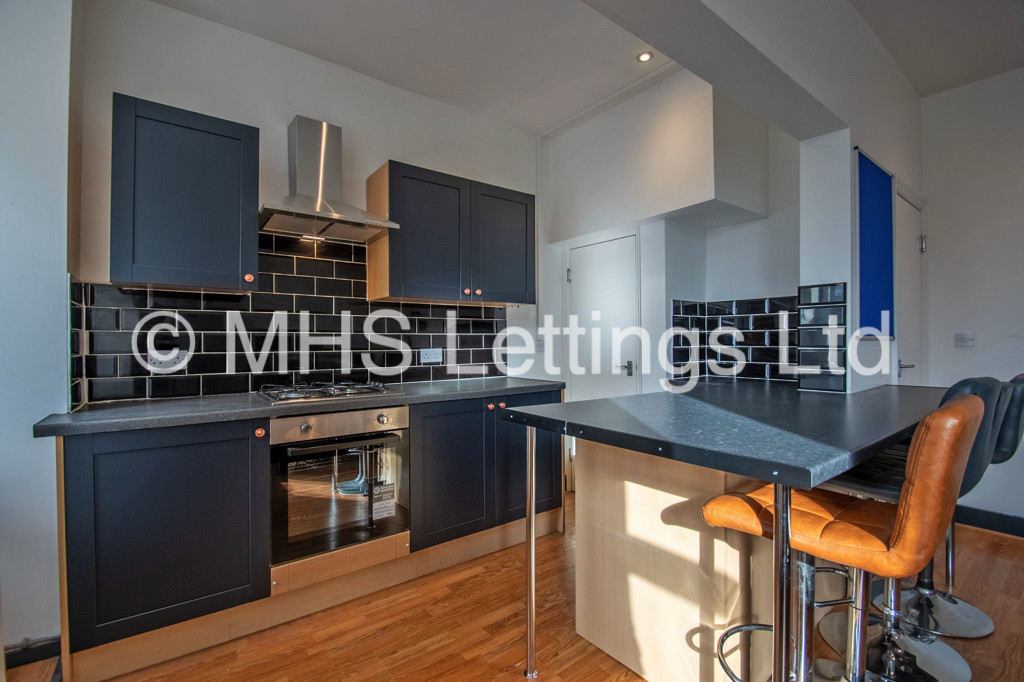 Photo of 5 Bedroom Mid Terraced House in 14 Royal Park Grove, Leeds, LS6 1HQ