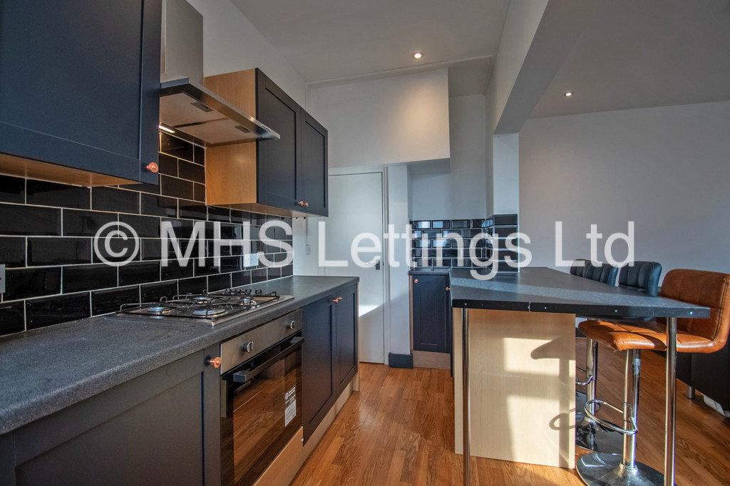 Photo of 5 Bedroom Mid Terraced House in 14 Royal Park Grove, Leeds, LS6 1HQ