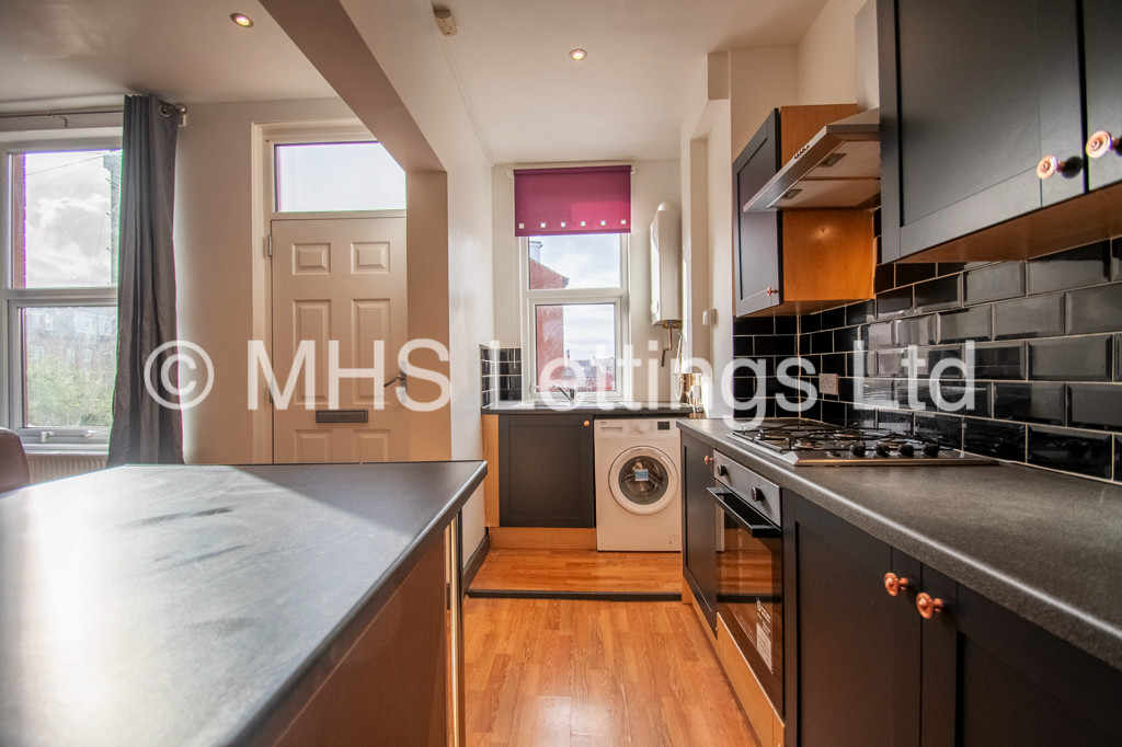 Photo of 5 Bedroom Mid Terraced House in 14 Royal Park Grove, Leeds, LS6 1HQ