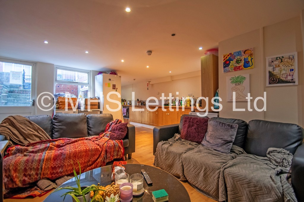 Photo of 8 Bedroom Mid Terraced House in 19 Headingley Mount, Leeds, LS6 3EL