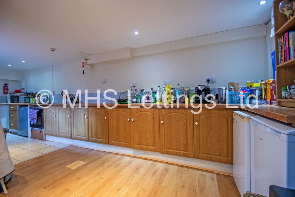 Photo of 8 Bedroom Mid Terraced House in 19 Headingley Mount, Leeds, LS6 3EL