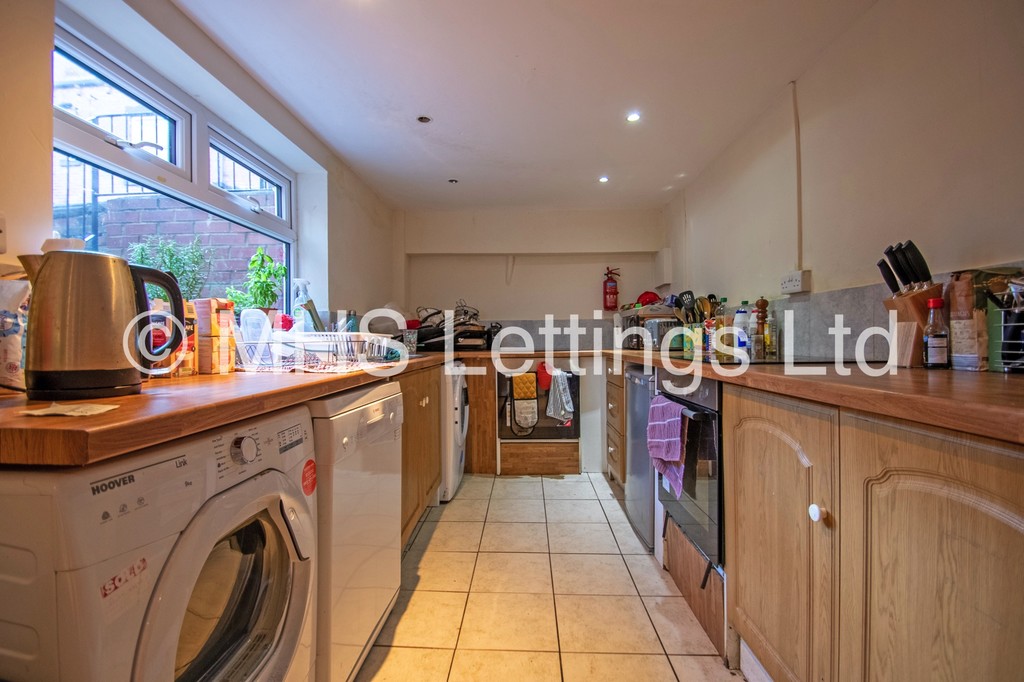 Photo of 8 Bedroom Mid Terraced House in 19 Headingley Mount, Leeds, LS6 3EL