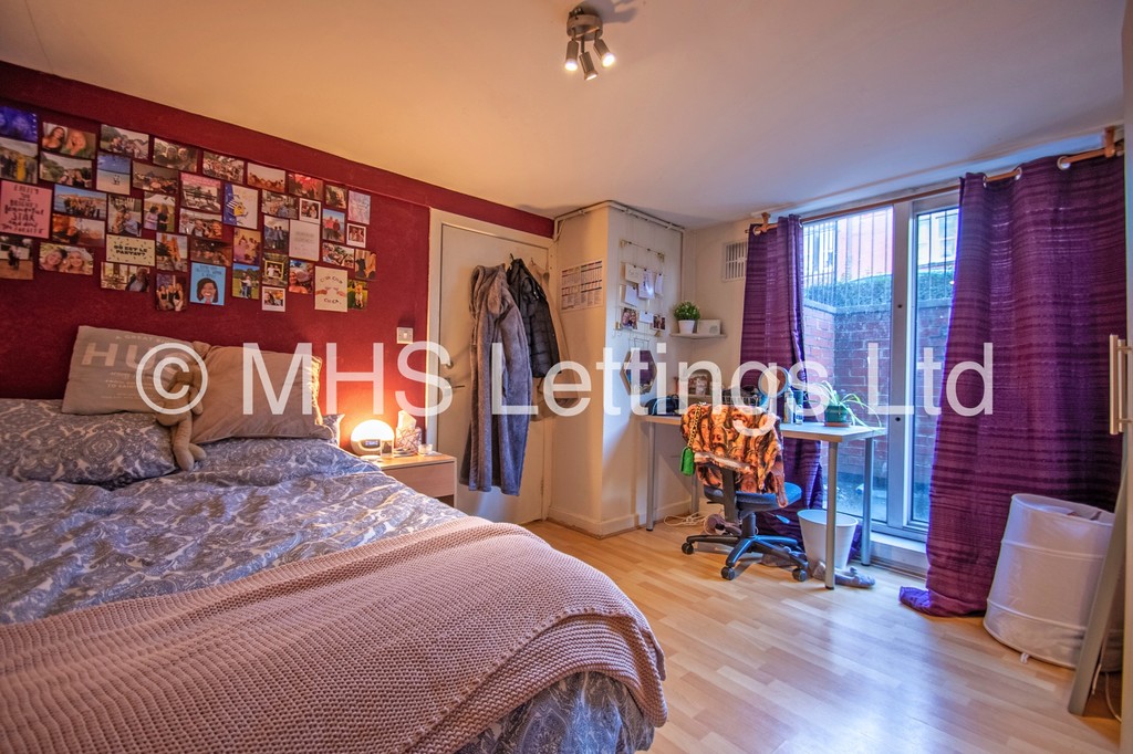 Photo of 8 Bedroom Mid Terraced House in 19 Headingley Mount, Leeds, LS6 3EL