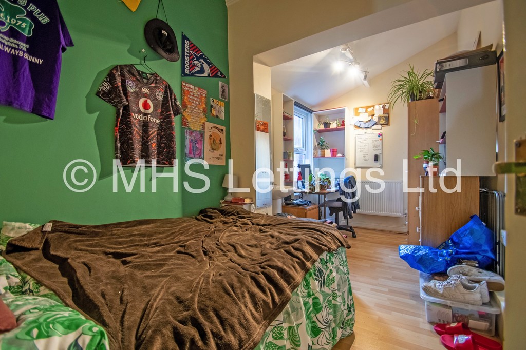 Photo of 8 Bedroom Mid Terraced House in 19 Headingley Mount, Leeds, LS6 3EL