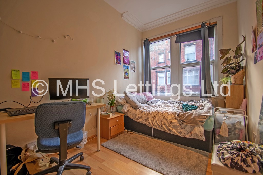 Photo of 8 Bedroom Mid Terraced House in 19 Headingley Mount, Leeds, LS6 3EL