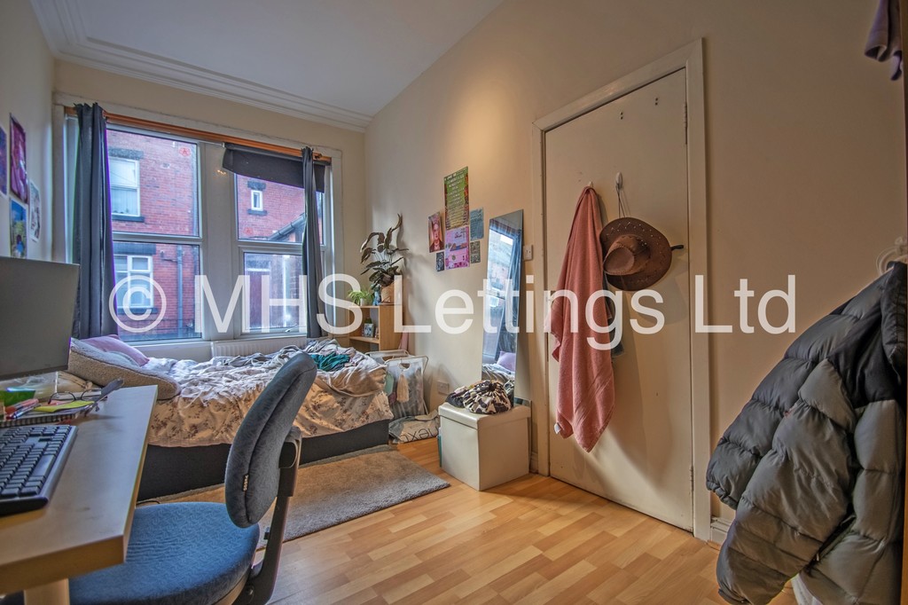 Photo of 8 Bedroom Mid Terraced House in 19 Headingley Mount, Leeds, LS6 3EL