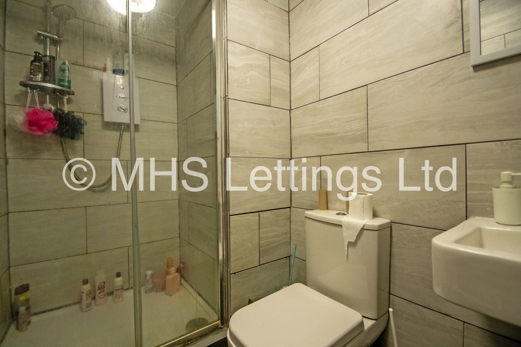 Photo of 8 Bedroom Mid Terraced House in 19 Headingley Mount, Leeds, LS6 3EL