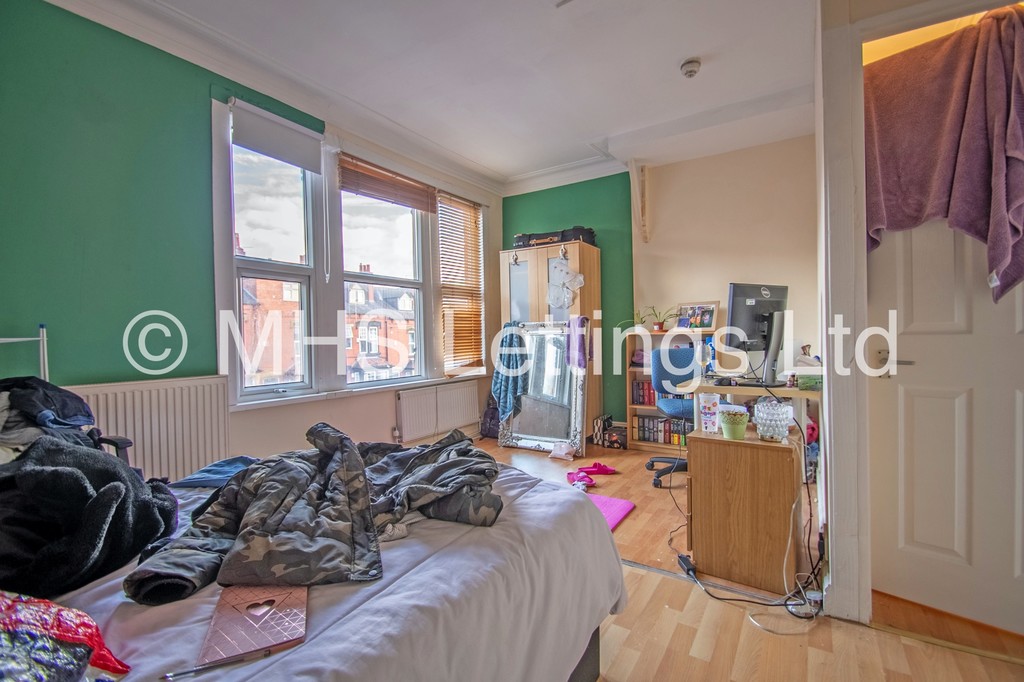 Photo of 8 Bedroom Mid Terraced House in 19 Headingley Mount, Leeds, LS6 3EL