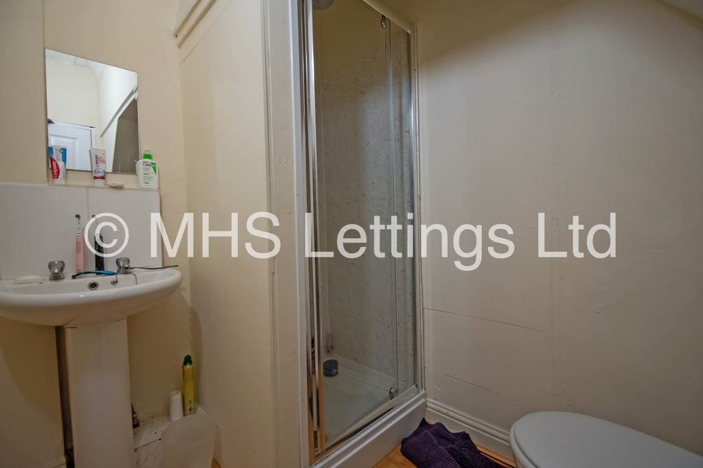 Photo of 8 Bedroom Mid Terraced House in 19 Headingley Mount, Leeds, LS6 3EL