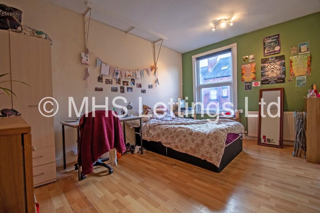Photo of 8 Bedroom Mid Terraced House in 19 Headingley Mount, Leeds, LS6 3EL
