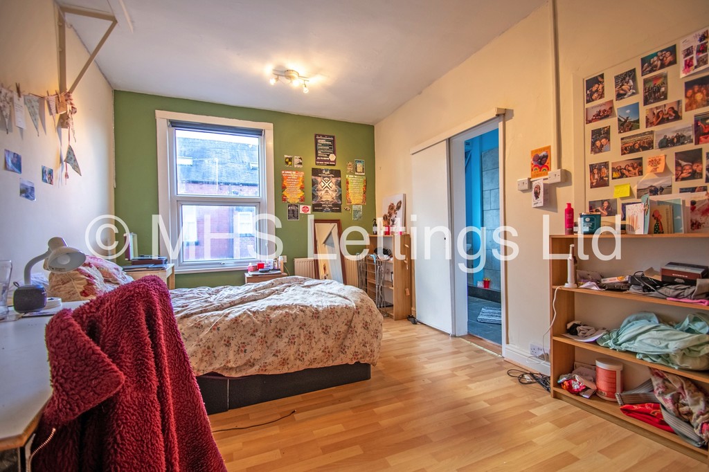 Photo of 8 Bedroom Mid Terraced House in 19 Headingley Mount, Leeds, LS6 3EL