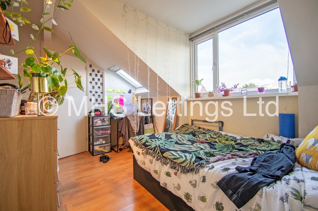 Photo of 8 Bedroom Mid Terraced House in 19 Headingley Mount, Leeds, LS6 3EL
