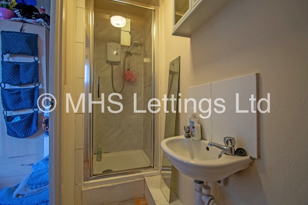 Photo of 8 Bedroom Mid Terraced House in 19 Headingley Mount, Leeds, LS6 3EL