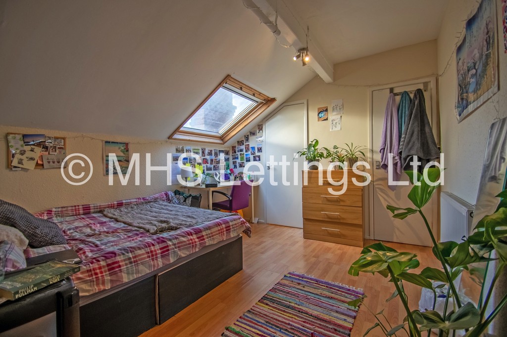 Photo of 8 Bedroom Mid Terraced House in 19 Headingley Mount, Leeds, LS6 3EL