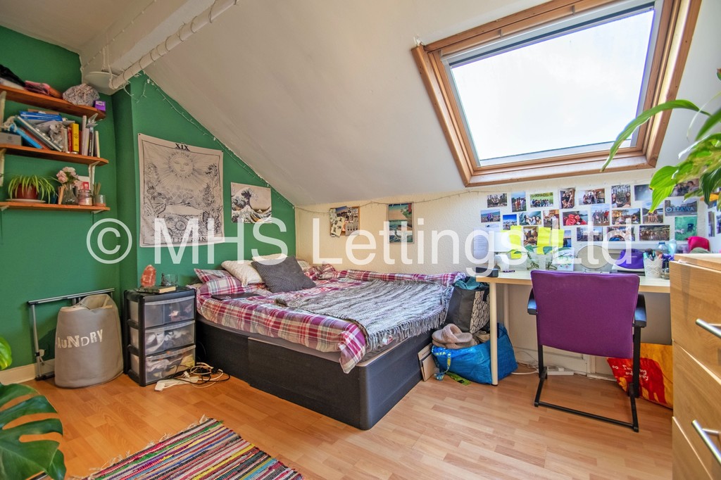 Photo of 8 Bedroom Mid Terraced House in 19 Headingley Mount, Leeds, LS6 3EL