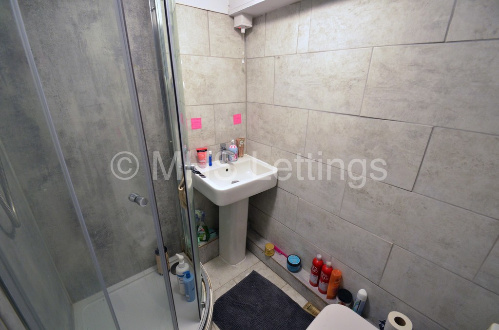 Photo of 8 Bedroom Mid Terraced House in 19 Headingley Mount, Leeds, LS6 3EL