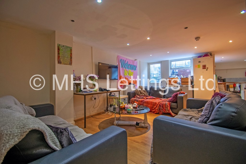 Photo of 8 Bedroom Mid Terraced House in 19 Headingley Mount, Leeds, LS6 3EL