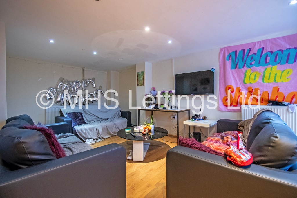 Photo of 8 Bedroom Mid Terraced House in 19 Headingley Mount, Leeds, LS6 3EL