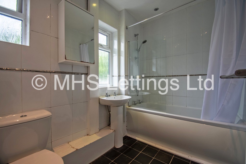 Photo of 3 Bedroom Mid Terraced House in 29 Langdale Avenue, Leeds, LS6 3HA