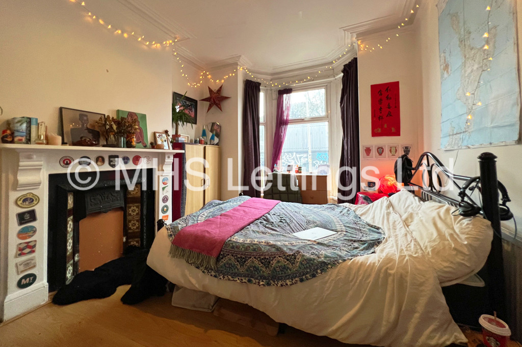 Photo of 5 Bedroom Mid Terraced House in 9 Ashville Road, Leeds, LS6 1NA