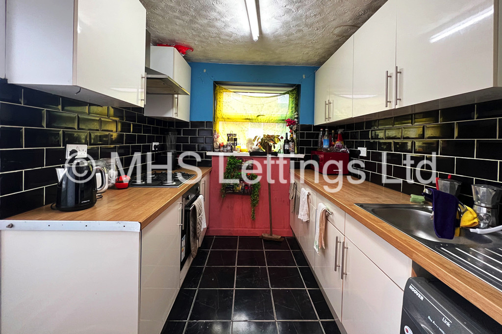 Photo of 5 Bedroom Mid Terraced House in 9 Ashville Road, Leeds, LS6 1NA
