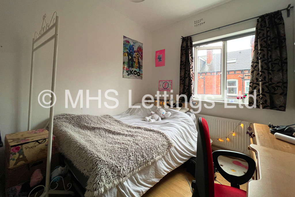 Photo of 5 Bedroom Mid Terraced House in 9 Ashville Road, Leeds, LS6 1NA