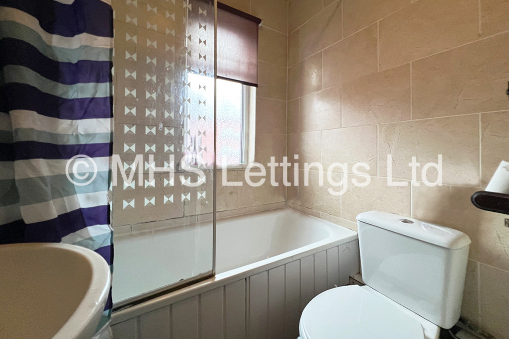 Photo of 5 Bedroom Mid Terraced House in 9 Ashville Road, Leeds, LS6 1NA
