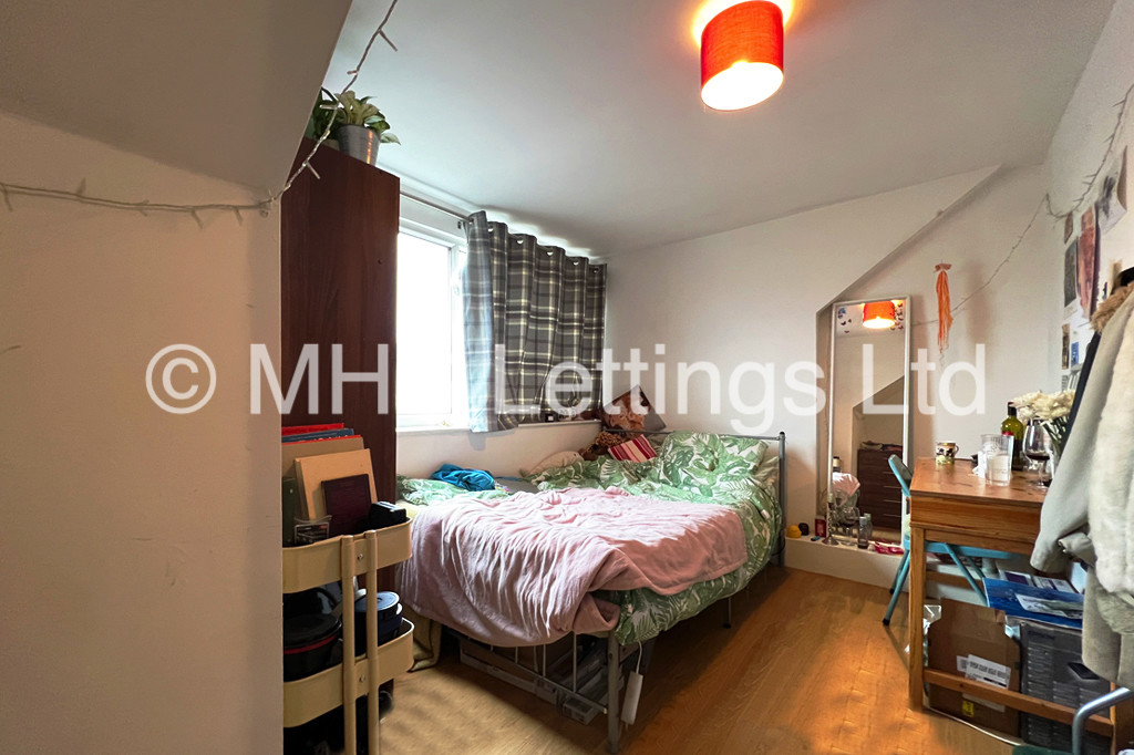 Photo of 5 Bedroom Mid Terraced House in 9 Ashville Road, Leeds, LS6 1NA