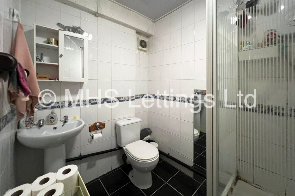 Photo of 5 Bedroom Mid Terraced House in 9 Ashville Road, Leeds, LS6 1NA