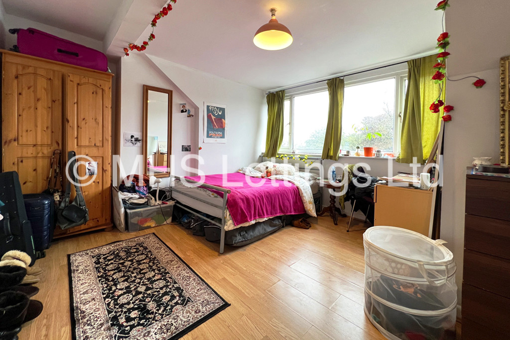 Photo of 5 Bedroom Mid Terraced House in 9 Ashville Road, Leeds, LS6 1NA