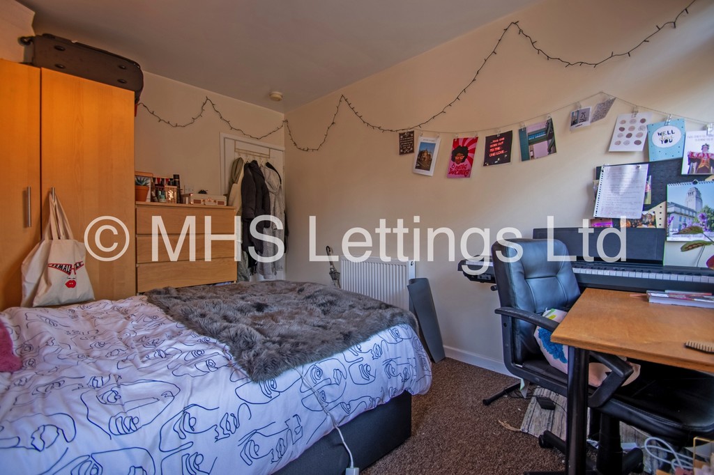 Photo of 2 Bedroom Flat in Flat B (Middle), 2 Richmond Road, Leeds, LS6 1BX