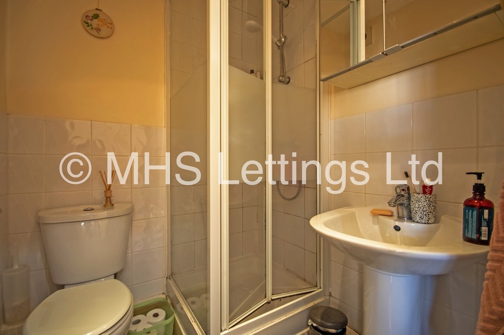 Photo of 2 Bedroom Flat in Flat B (Middle), 2 Richmond Road, Leeds, LS6 1BX