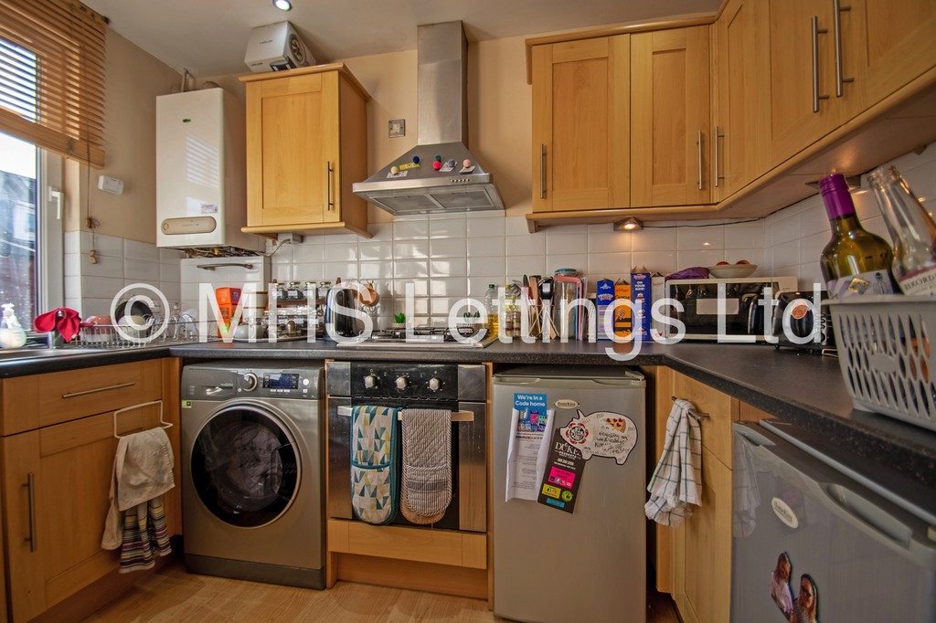 Photo of 2 Bedroom Flat in Flat B (Middle), 2 Richmond Road, Leeds, LS6 1BX