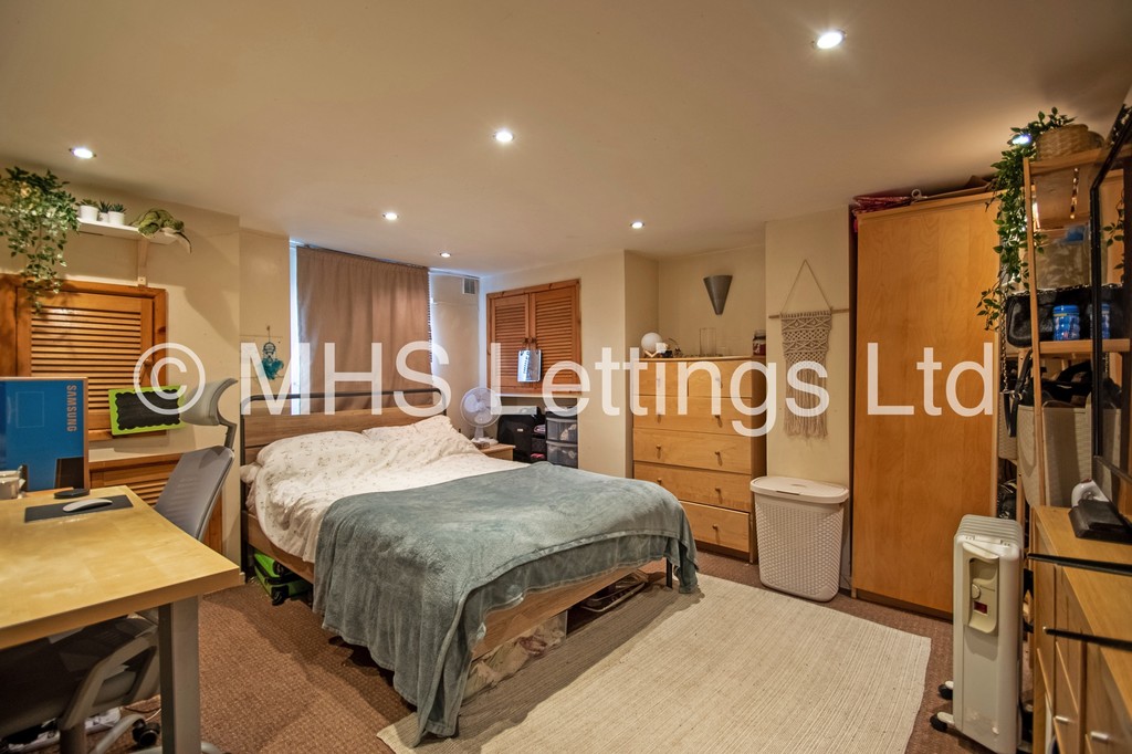 Photo of 3 Bedroom Mid Terraced House in 14 Granby Place, Leeds, LS6 3BD