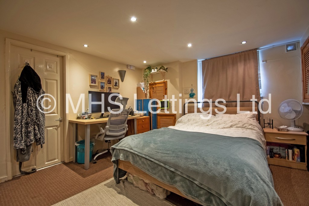 Photo of 3 Bedroom Mid Terraced House in 14 Granby Place, Leeds, LS6 3BD