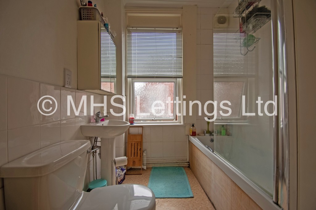 Photo of 3 Bedroom Mid Terraced House in 14 Granby Place, Leeds, LS6 3BD