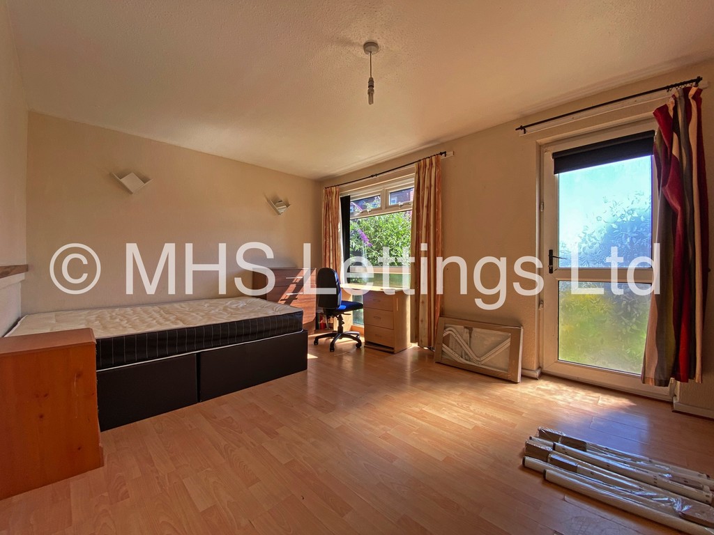 Photo of 3 Bedroom Mid Terraced House in 20 Consort View, Leeds, LS3 1NX